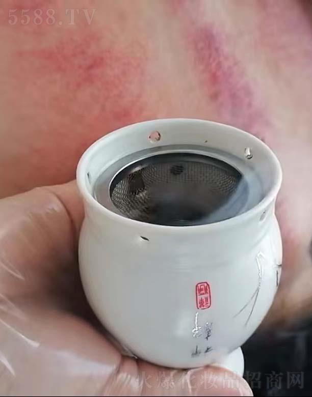 బɫ
